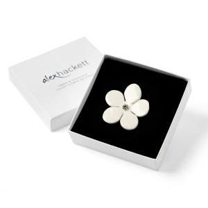 Broche de porcelana Almond Blossom – Alex Hackett