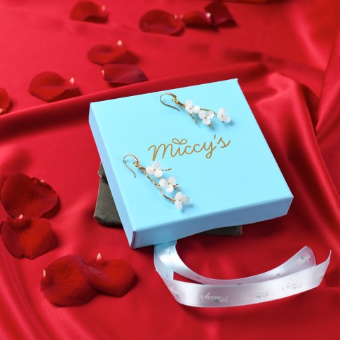 Van Gogh Vergulde oorbellen bloesemtakje, by Miccy’s